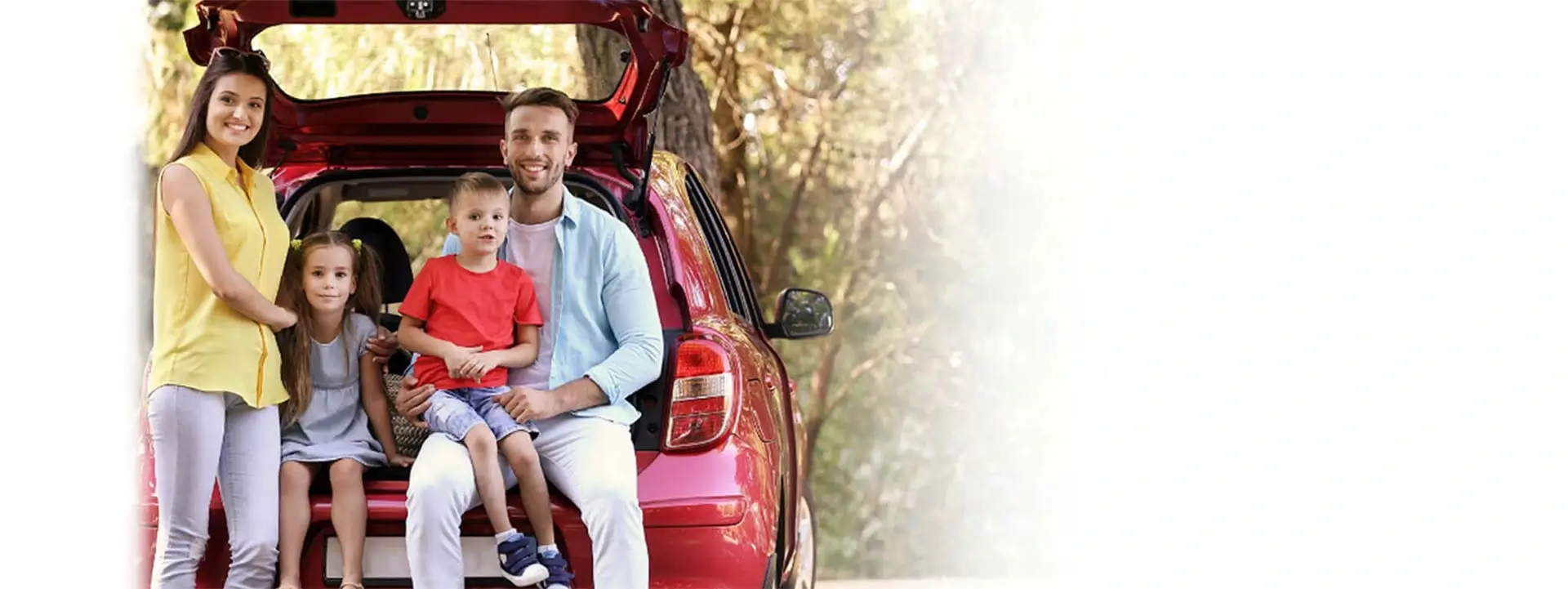 Familia feliz en auto
